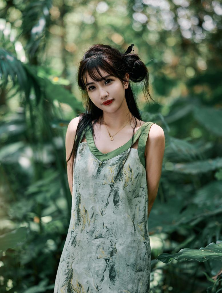 图片[3]-🌲📸 森林里的旗袍韵味 🌺✨-摄之社