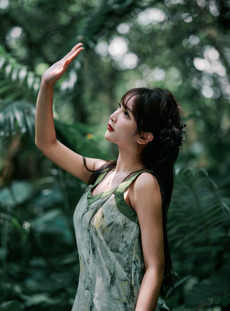 图片[2]-🌲📸 森林里的旗袍韵味 🌺✨-摄之社