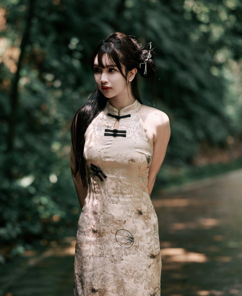 图片[8]-🌲📸 森林里的旗袍韵味 🌺✨-摄之社