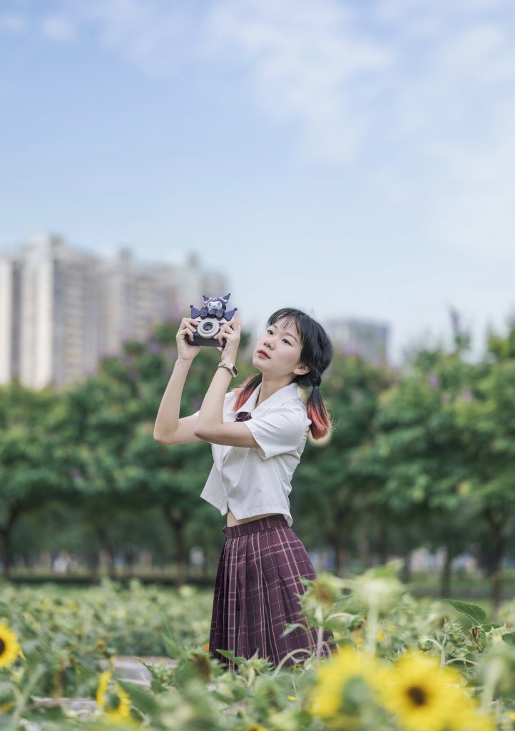 图片[4]-🌈阳光洒落在公园上，穿着JK微风吹起，倾听大自然的呼吸，仿佛感受到草坪传来的美妙音符！🎵✨-摄之社