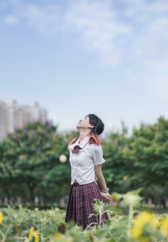 图片[6]-🌈阳光洒落在公园上，穿着JK微风吹起，倾听大自然的呼吸，仿佛感受到草坪传来的美妙音符！🎵✨-摄之社