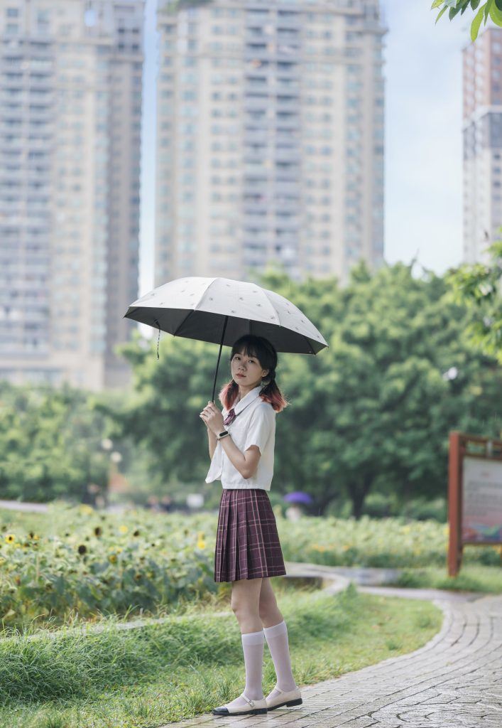 图片[9]-🌈阳光洒落在公园上，穿着JK微风吹起，倾听大自然的呼吸，仿佛感受到草坪传来的美妙音符！🎵✨-摄之社