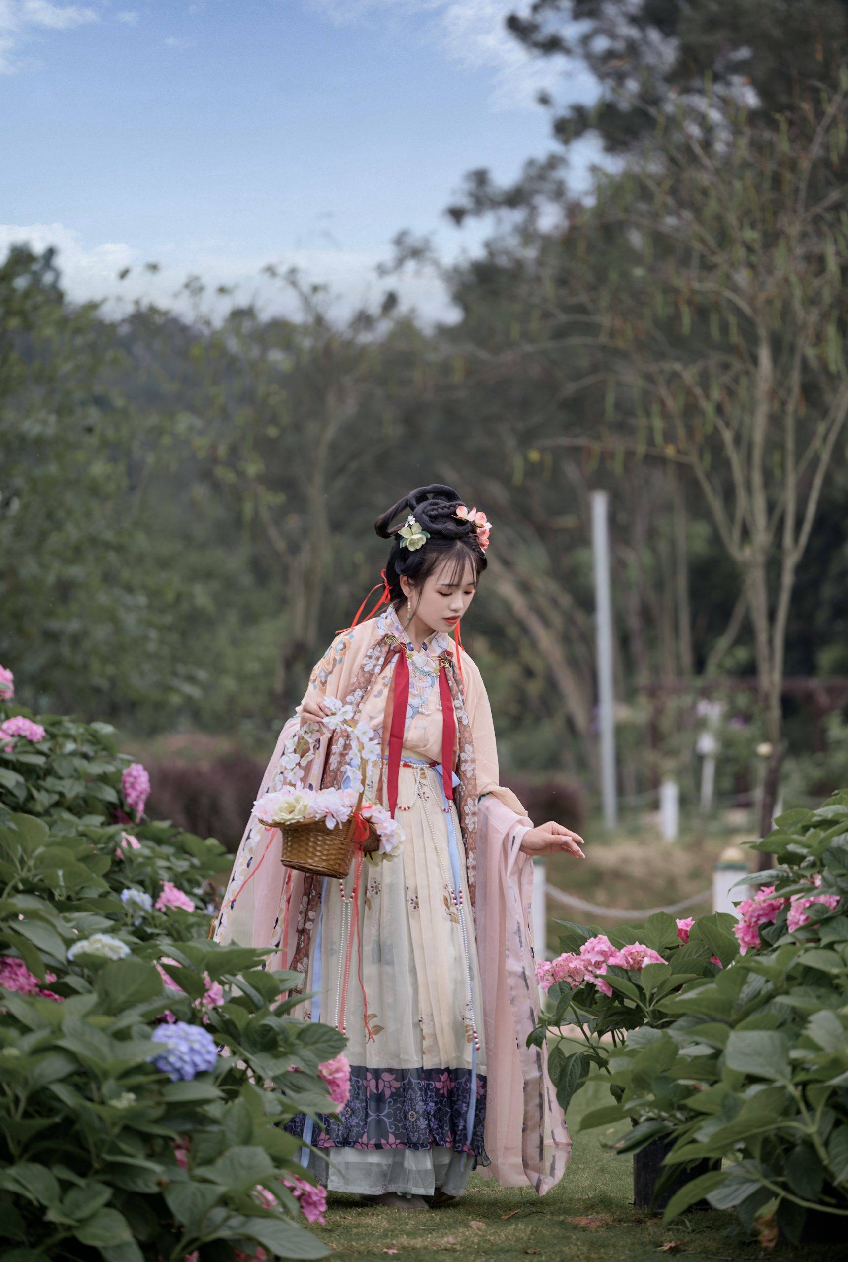 🌸 百花园里汉服风 🌸👘在百花园世界里，时光倒流回到了古代的汉服盛世。-摄之社