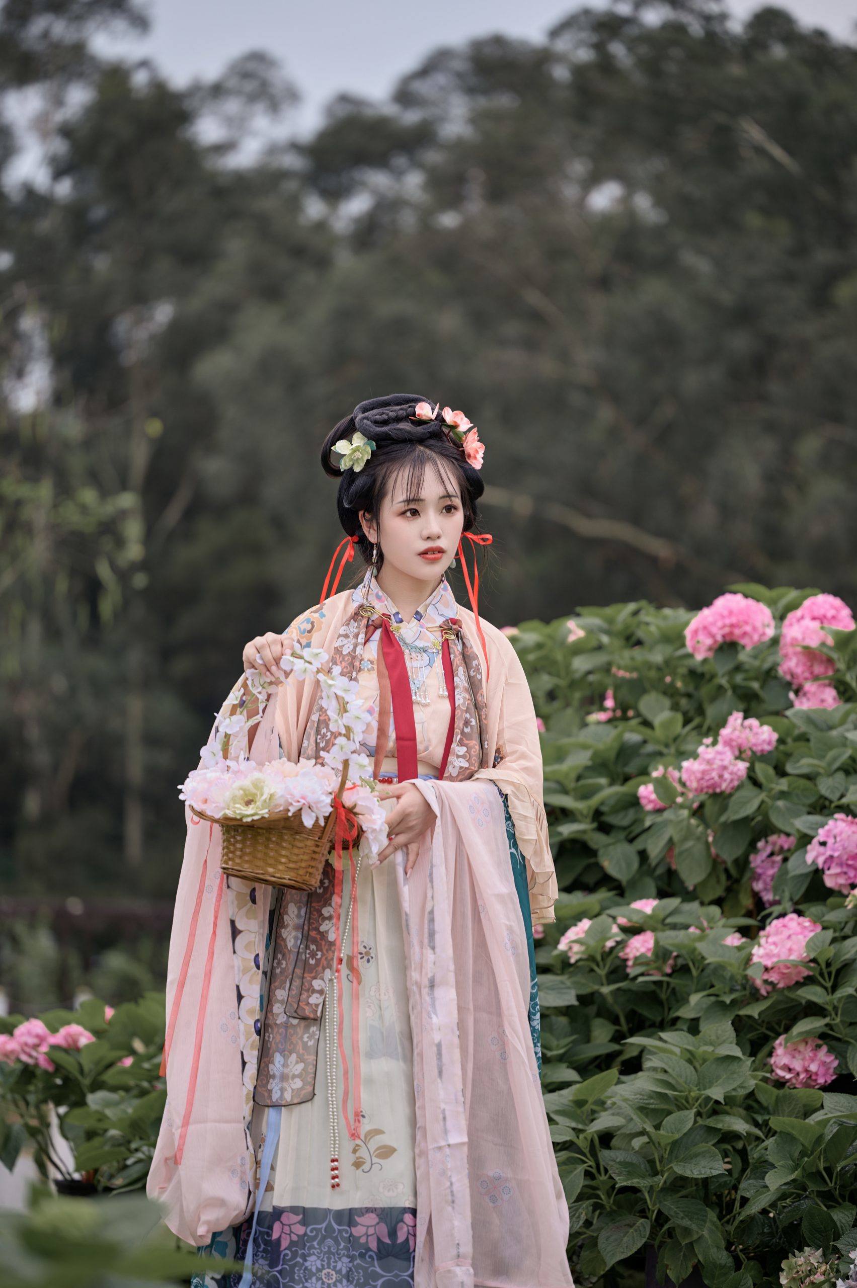 图片[5]-🌸 百花园里汉服风 🌸👘在百花园世界里，时光倒流回到了古代的汉服盛世。-摄之社